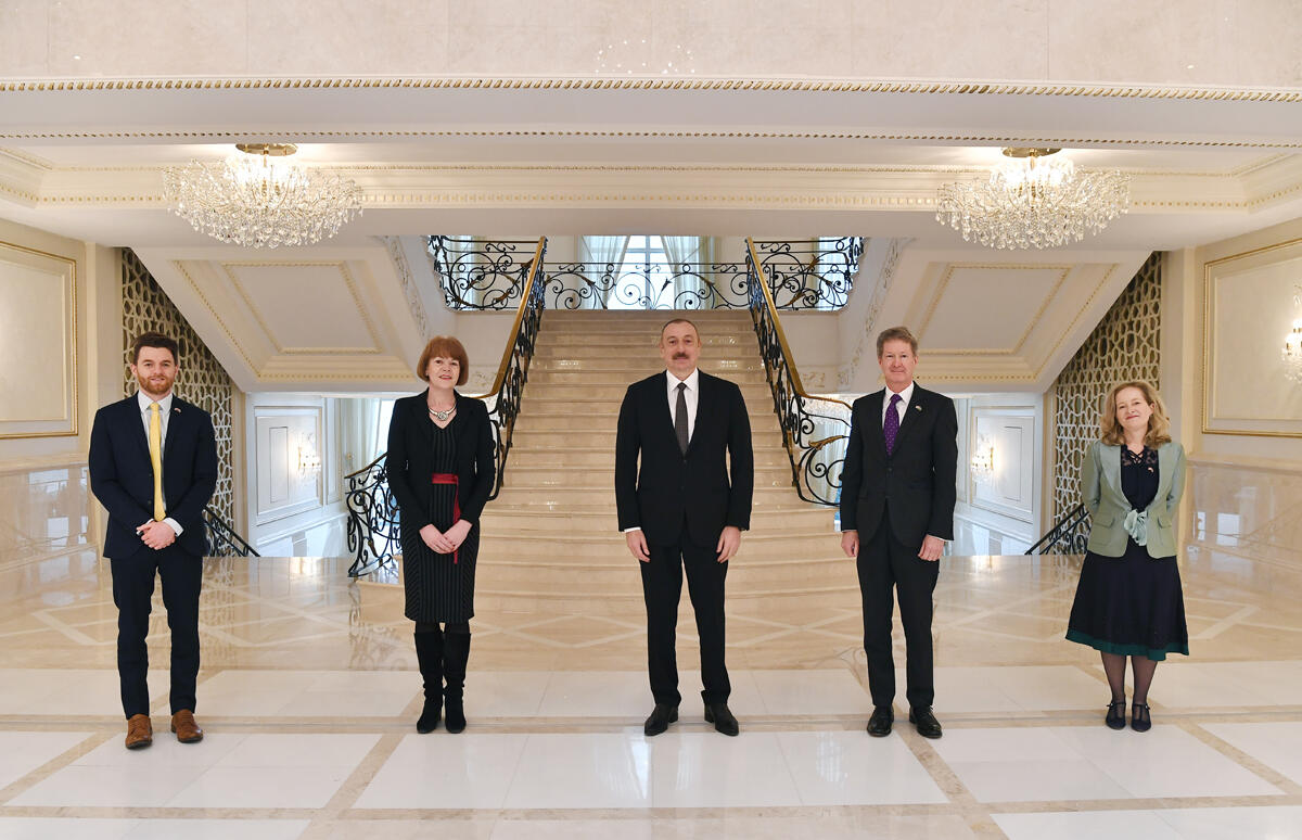 Президент Ильхам Алиев принял государственного министра Великобритании по делам европейского соседства и Америки