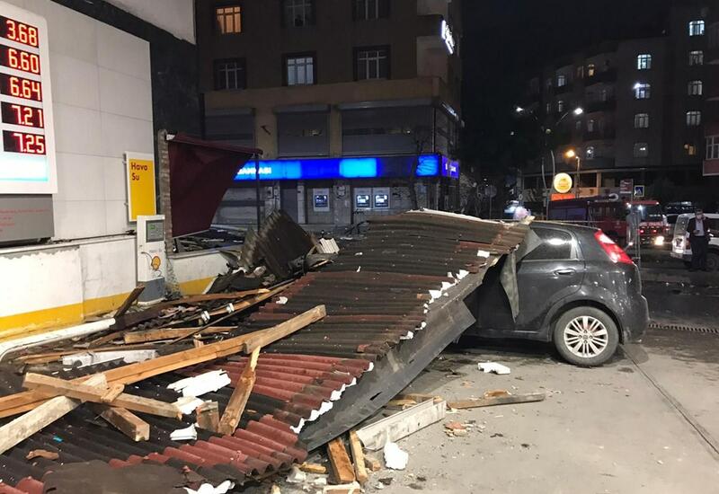 Штормовой ветер разрушил дома в Стамбуле