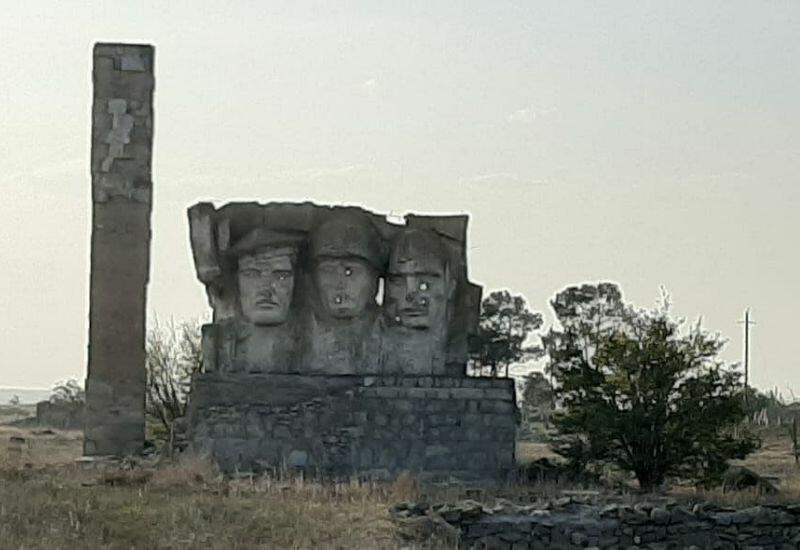 Армянские вандалы разрушили памятники героям Великой Отечественной войны в Джебраиле и Зангилане