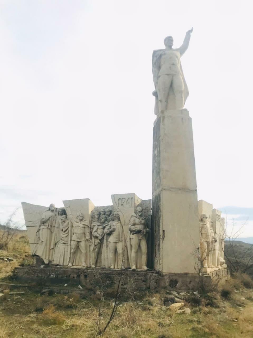 Армянские вандалы разрушили памятники героям Великой Отечественной войны в Джебраиле и Зангилане