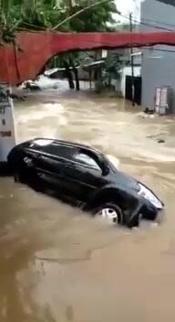 Наводнение в столице Индонезии, эвакуировано более 1300 человек