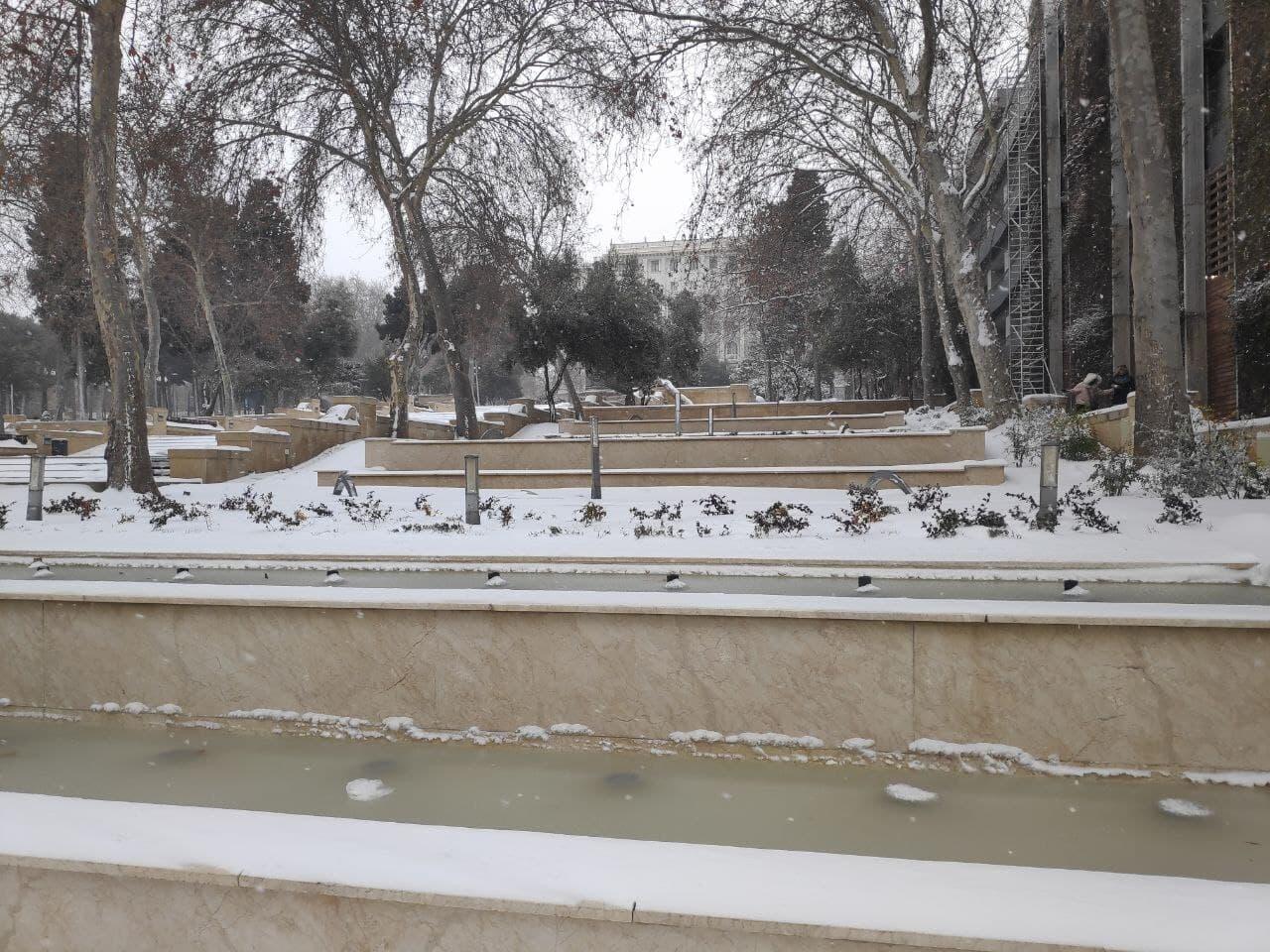 "Торговая" и площадь фонтанов в снегу