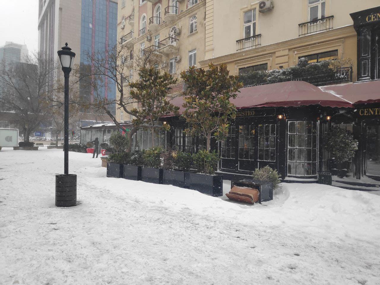"Торговая" и площадь фонтанов в снегу