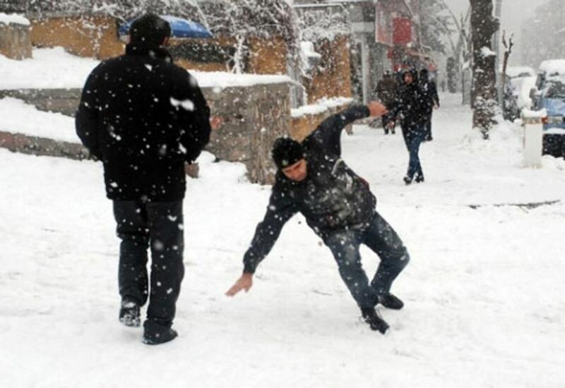 Число пострадавших от снежной погоды в Баку достигло 39