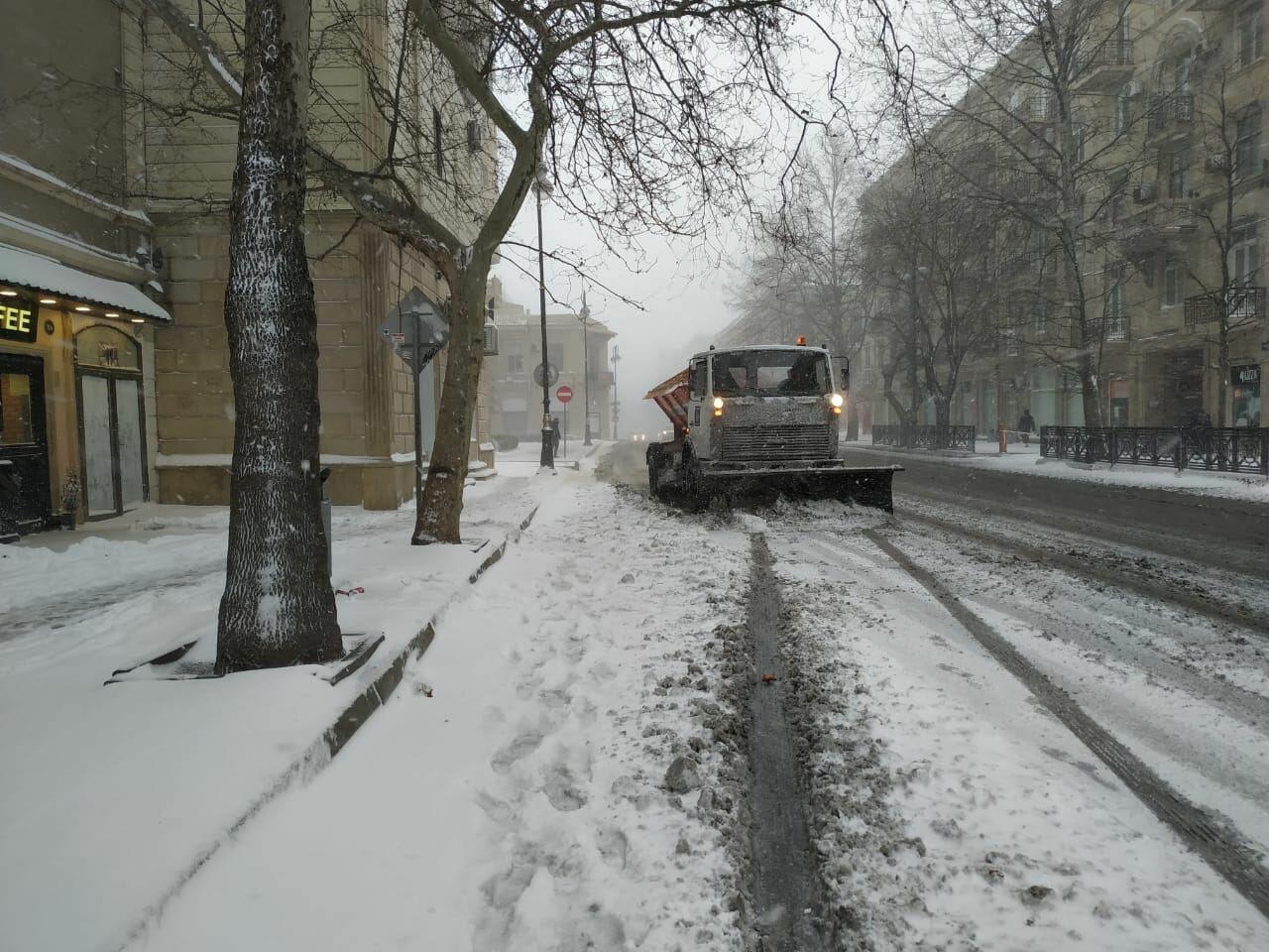 Коммунальщики с ночи расчищают дороги в Баку от снега