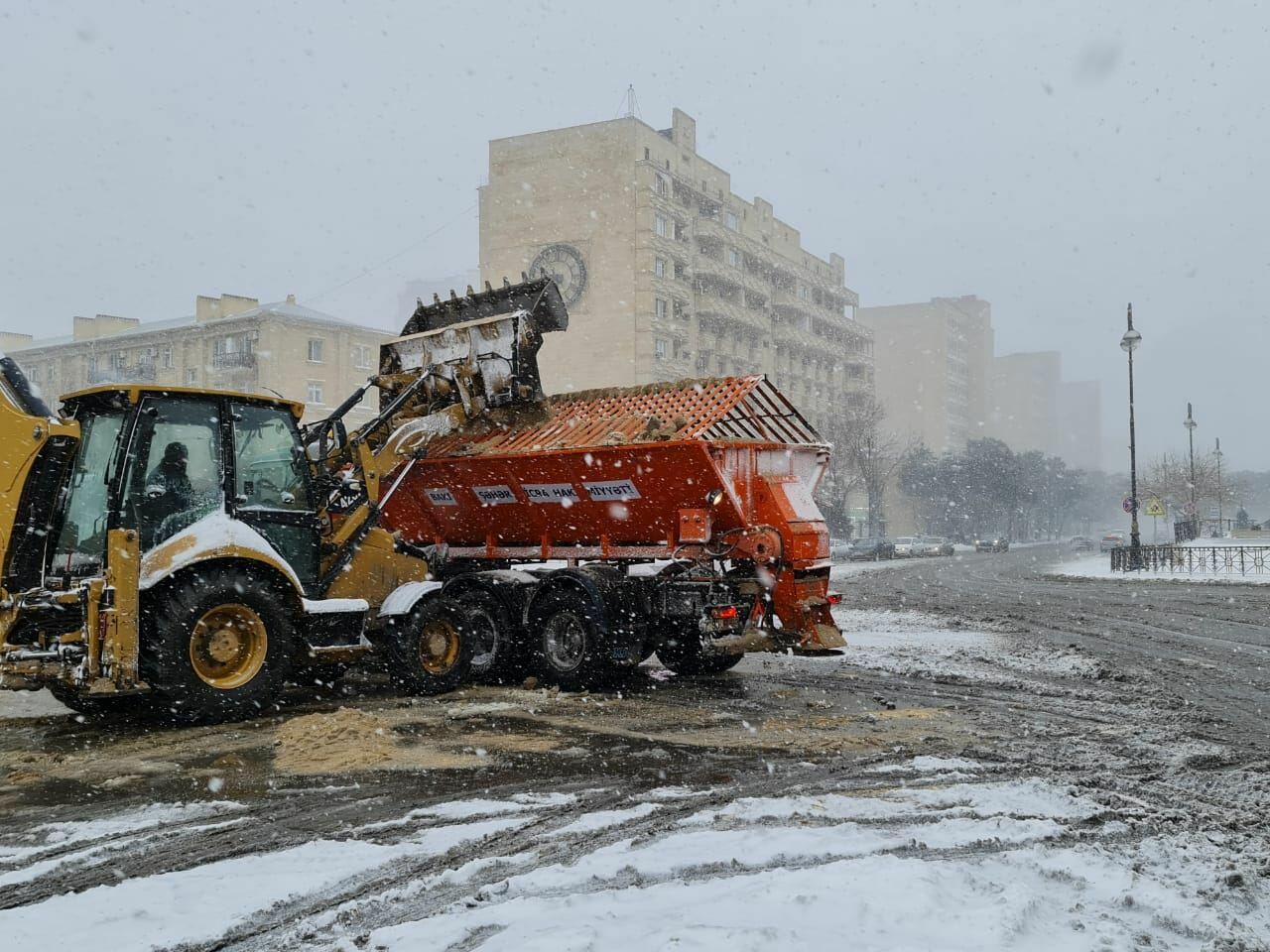 Коммунальщики с ночи расчищают дороги в Баку от снега