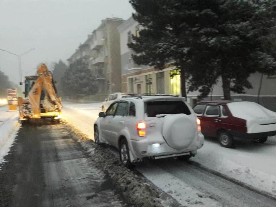 Снег парализовал автодвижение в Сумгайыте