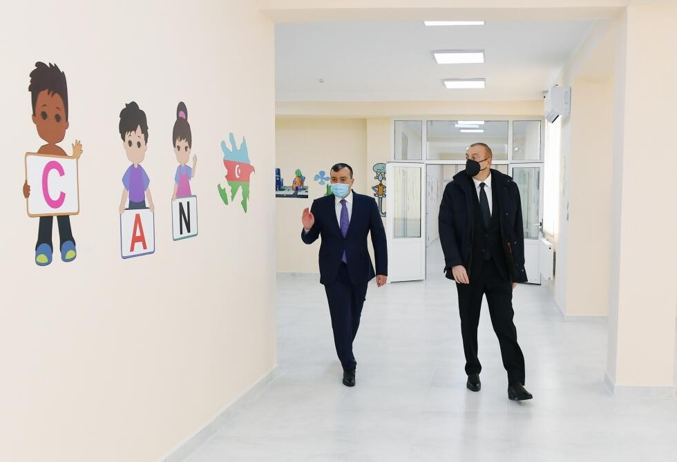 Президент Ильхам Алиев принял участие в церемонии предоставления квартир семьям шехидов и инвалидам войны в бакинском поселке Рамана