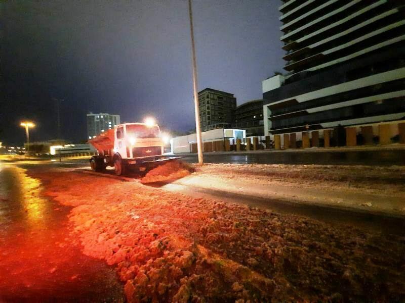 Улицы Баку до утра расчищались от снега