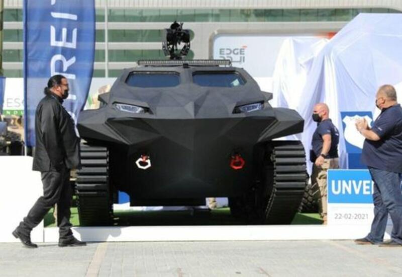 Стивен Сигал представил в ОАЭ бронированную амфибию-электромобиль