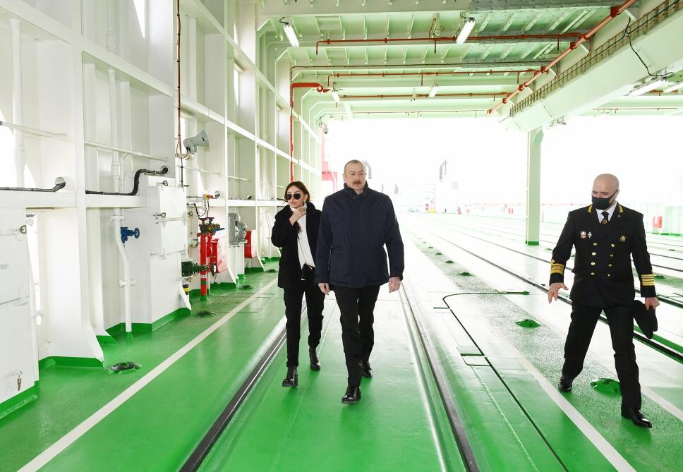 Президент Ильхам Алиев и Первая леди Мехрибан Алиева приняли участие в церемониях спуска на воду судна-парома типа Ro-Pax «Академик Зарифа Алиева» и сдачи в эксплуатацию судна-парома «Азербайджан» аналогичного назначения