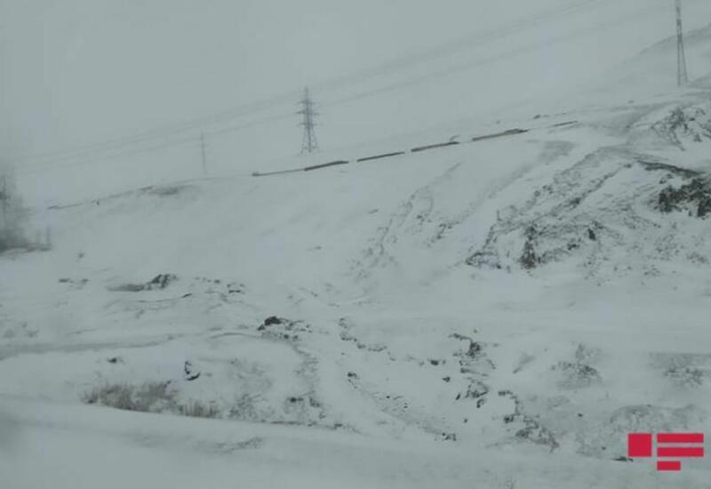 Снегопад в Гядабее затруднил движение транспорта