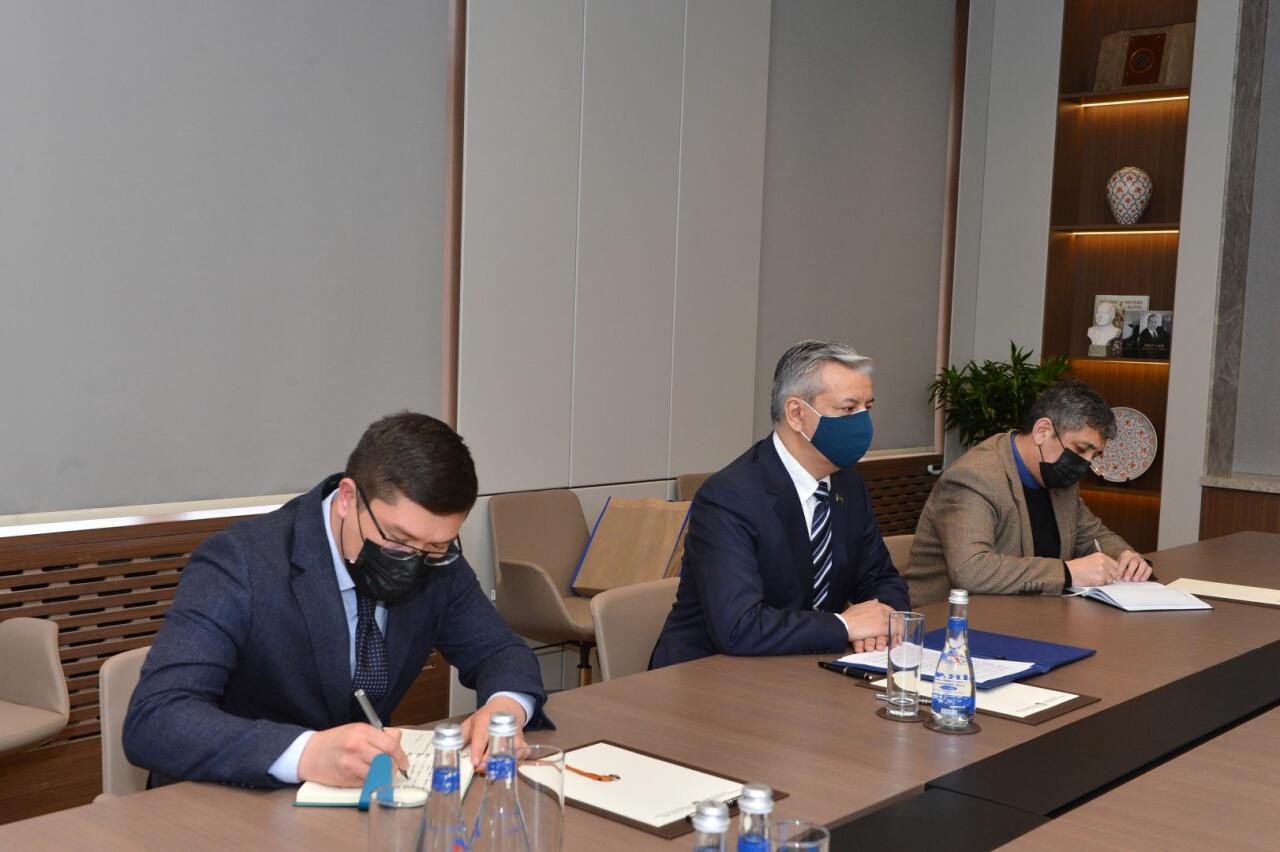 Джейхун Байрамов на переговорах с послом Узбекистана