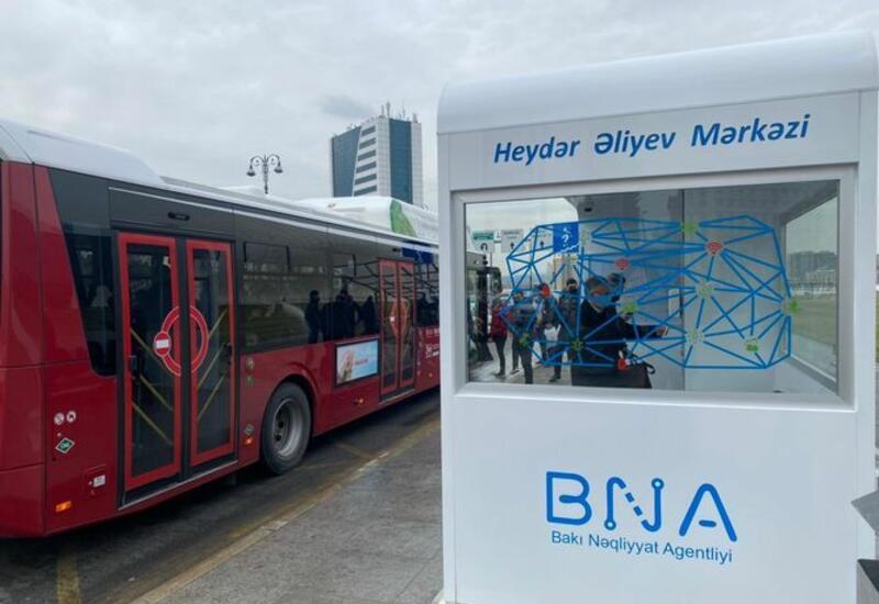 В Баку установлена первая био-смарт остановка