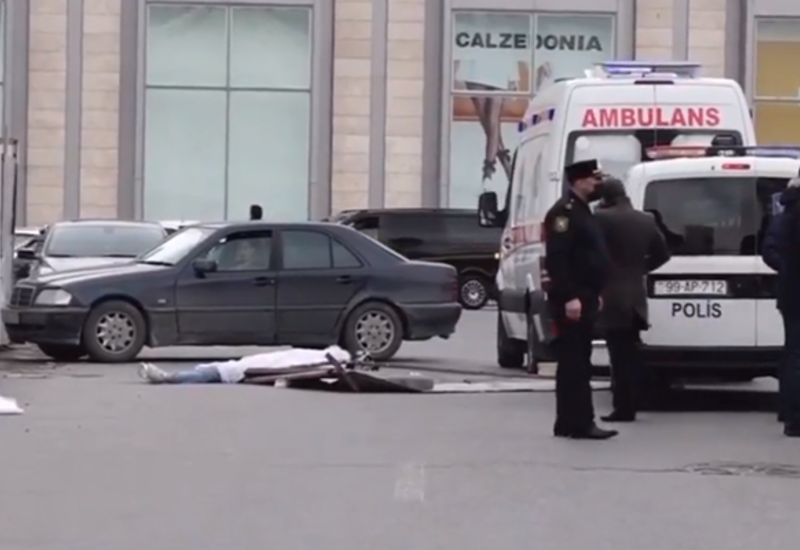 В центре Баку на женщину упал кусок железа, она скончалась на месте