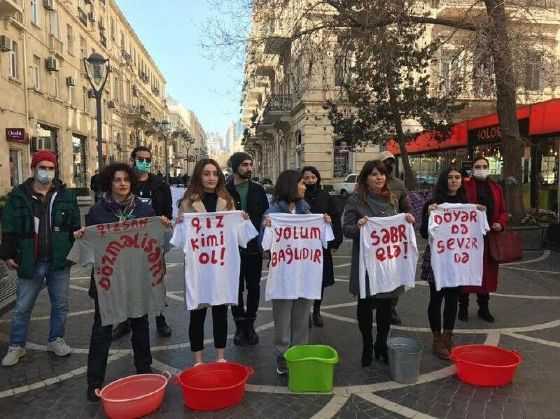 Феминистки в Баку показали перформанс