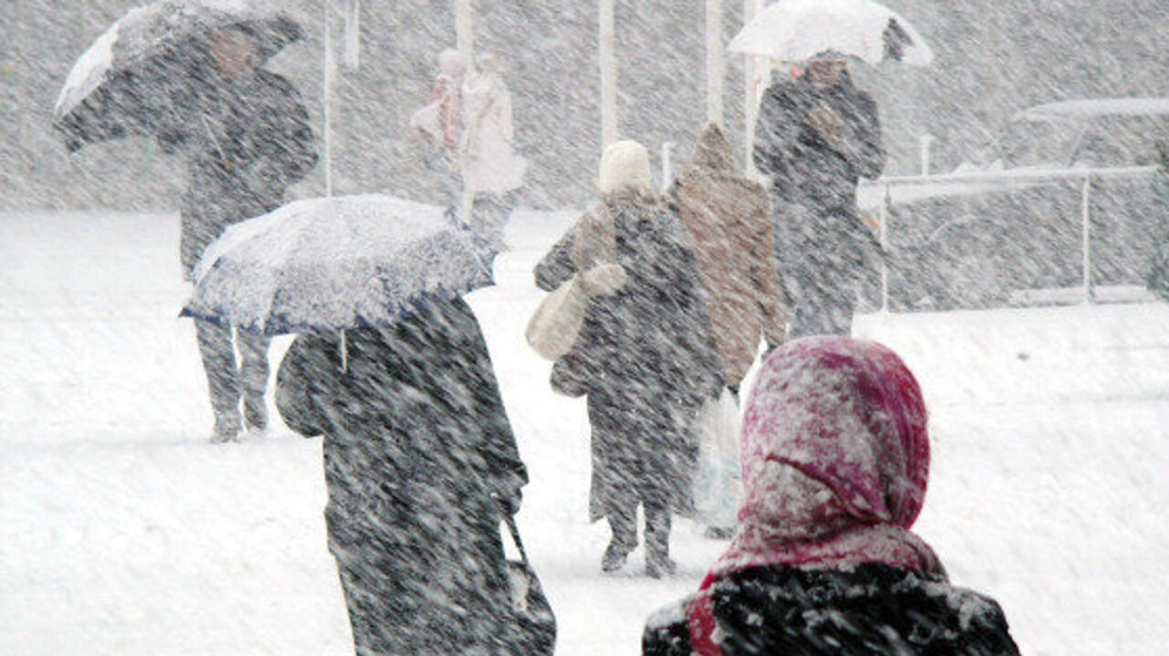 На территории Азербайджана идут дожди и снег