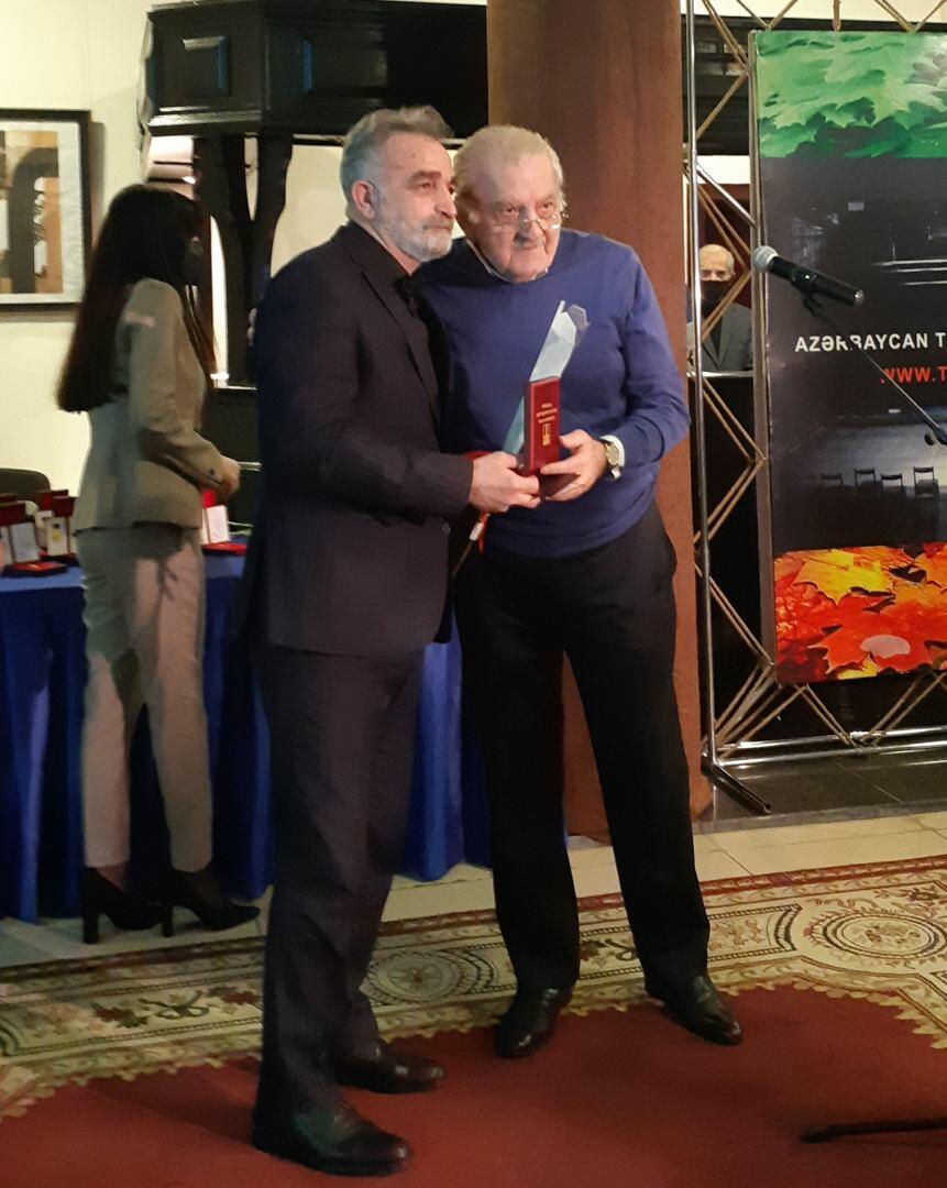Деятели искусства награждены медалями "Sənətkar"
