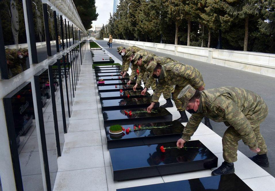 Военнослужащие азербайджанской армии посетили могилы шехидов, павших во имя Родины
