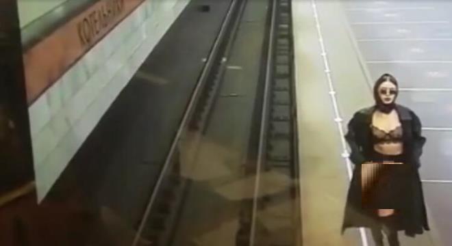 Женщины В Метро Фото