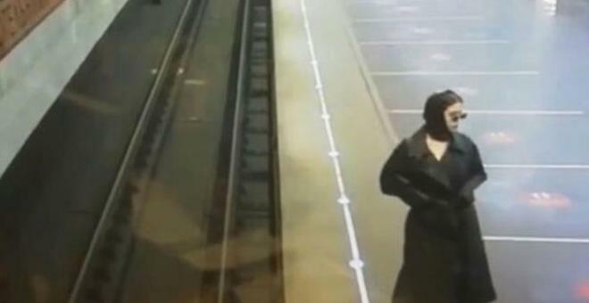Metroda görünən qara geyimli xanım kameraya düşdü
