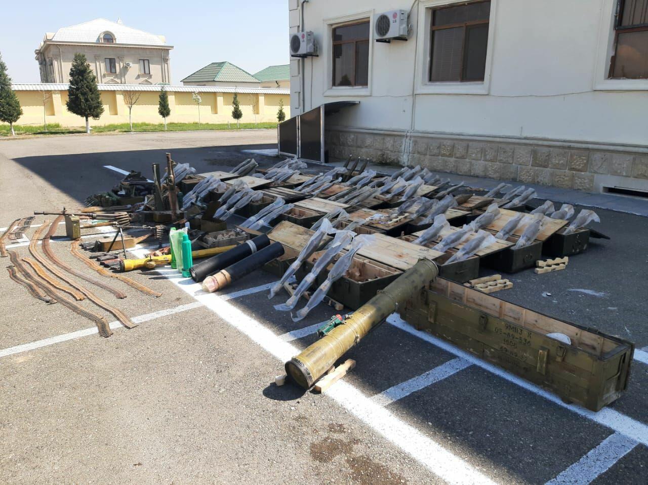 В Физули обнаружено большое количество оружия и боеприпасов