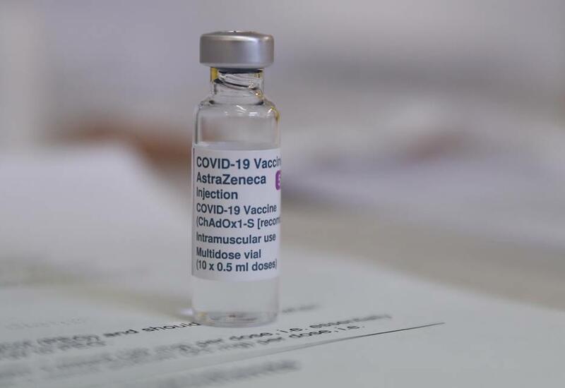 Регулятор ЕС заявил о возможной связи между вакциной AstraZeneca и случаями тромбоза