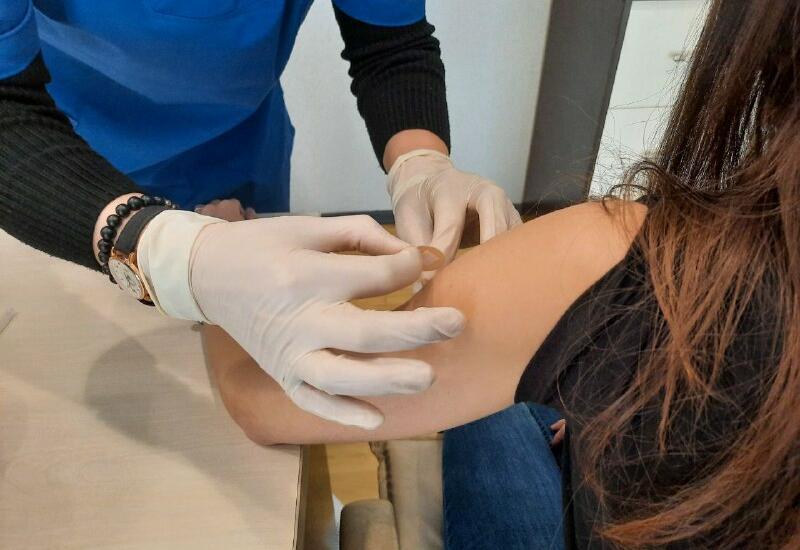 Стало известно когда журналистам введут вторую дозу вакцины