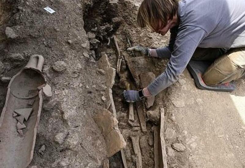 На Корсике нашли "город мертвых" из 40 скелетов в керамических сосудах