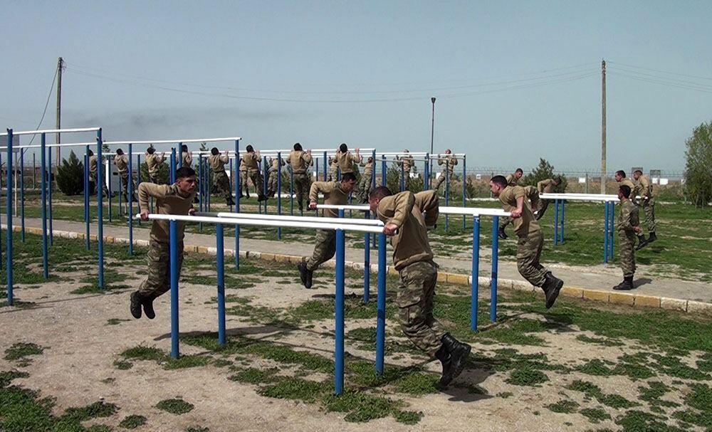 Призывники азербайджанской армии проходят подготовку