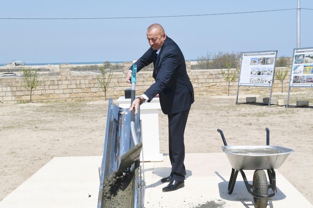 Президент Ильхам Алиев и Первая леди Мехрибан Алиева приняли участие в закладке фундамента ремонтно-восстановительных работ в поселке Пиршаги