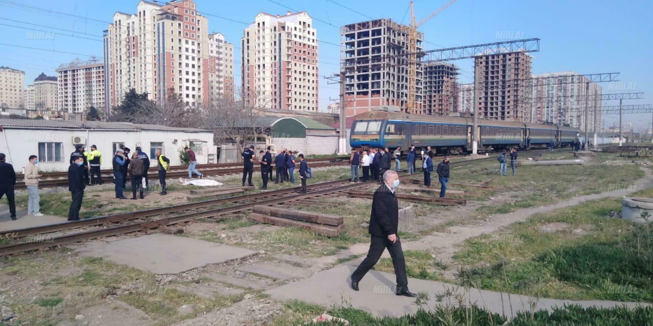 В Баку поезд сбил мужчину