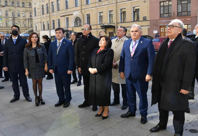 Azərbaycan parlament nümayəndə heyəti Sankt-Peterburqda Ulu öndər Heydər Əliyevin xatirəsini yad edib