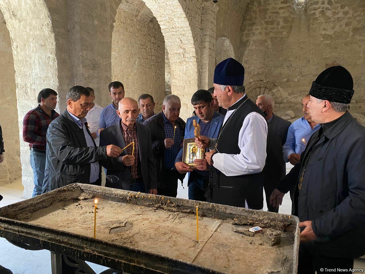 Члены Албано-удинской христианской религиозной общины Азербайджана в древнем албанском храме в селе Туг