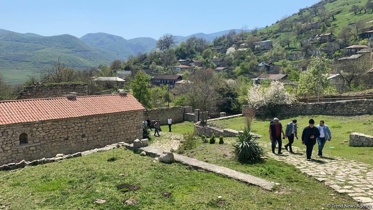 Члены Албано-удинской христианской религиозной общины Азербайджана в древнем албанском храме в селе Туг