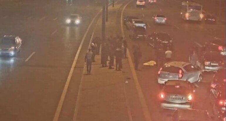 В Баку автомобиль сбил женщину с двумя детьми