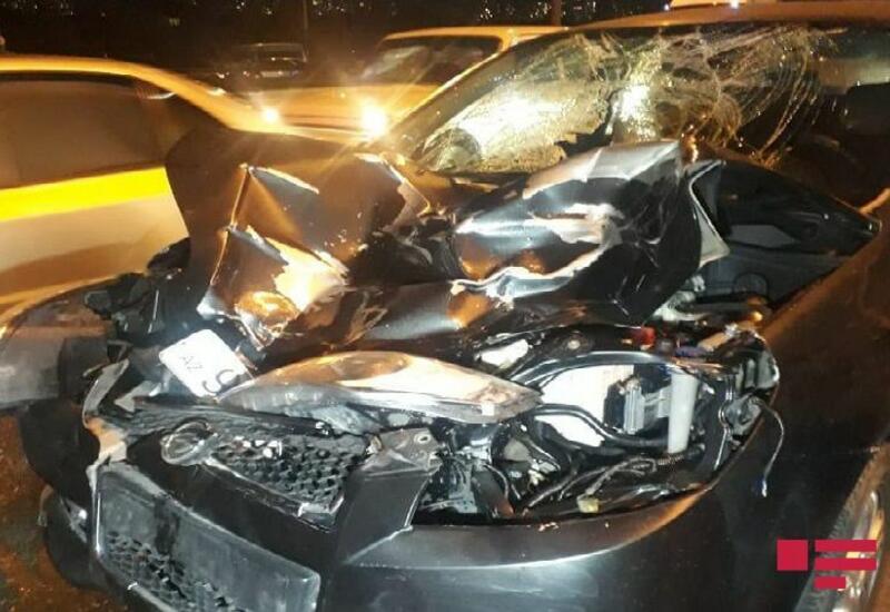 В Баку автомобиль сбил женщину с двумя детьми