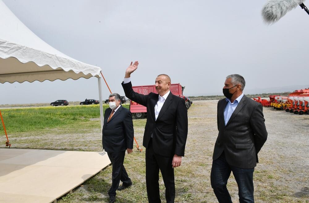 Президент Ильхам Алиев посмотрел процесс посева на хлопковом поле фермера Эльшана Халилова