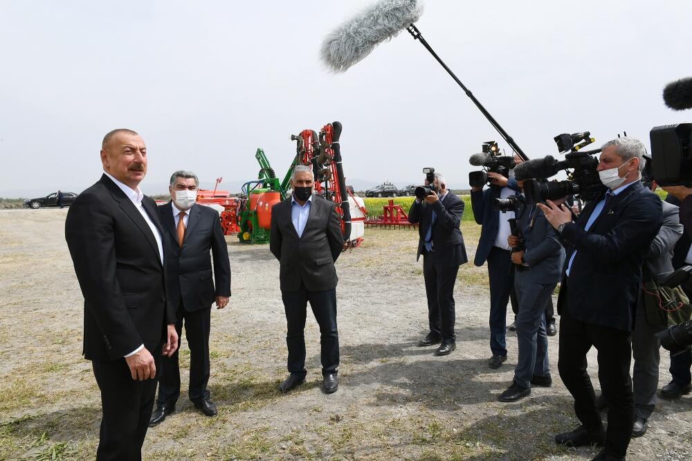 Президент Ильхам Алиев посмотрел процесс посева на хлопковом поле фермера Эльшана Халилова