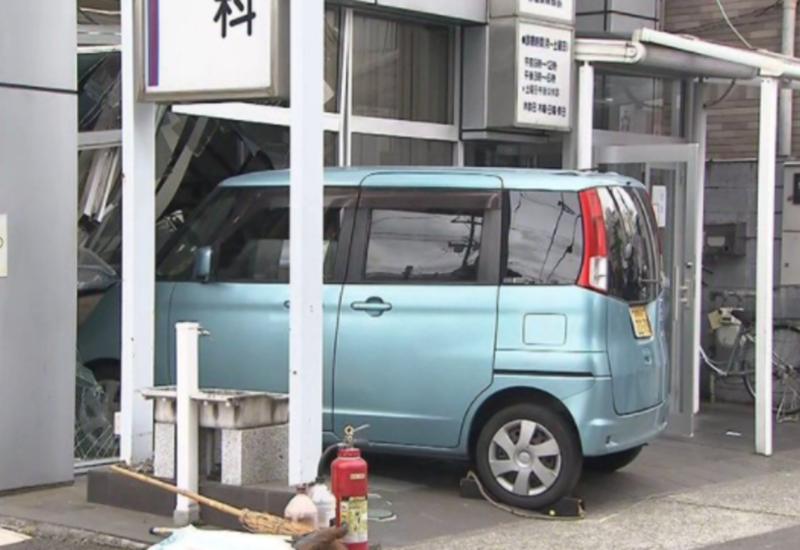 В Японии авто въехало в здание больницы, семь человек пострадали