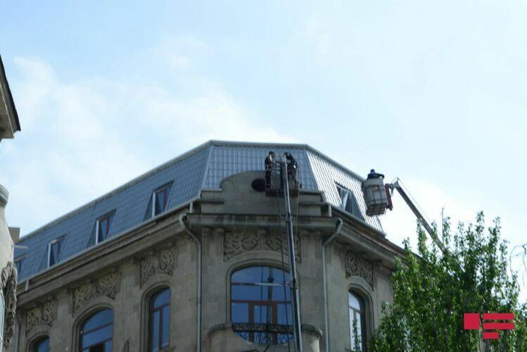 В Баку сносят чердак, незаконно построенный на крыше исторического здания