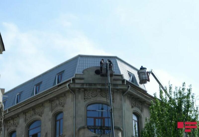 В Баку сносят чердак, незаконно построенный на крыше исторического здания