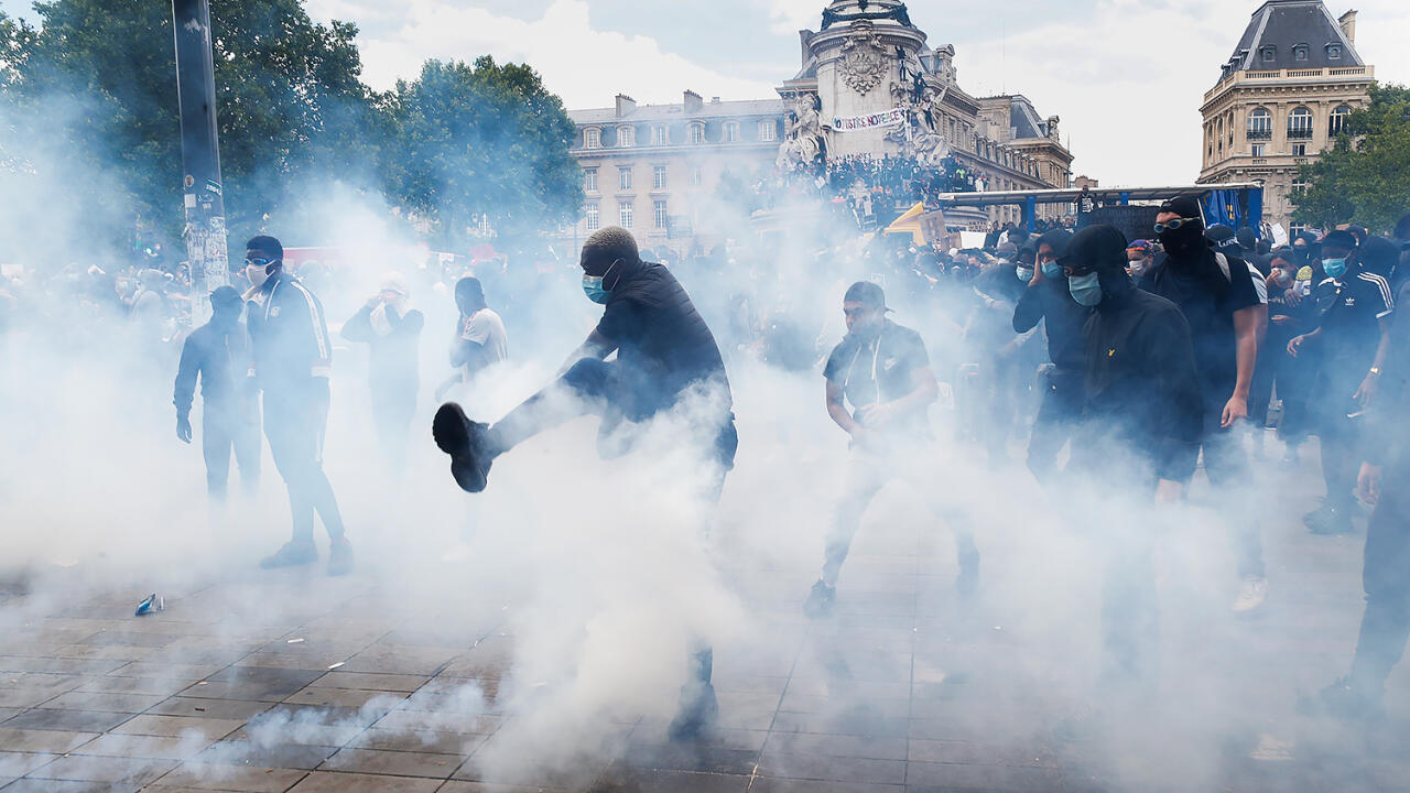 Полиция применила слезоточивый газ на столкновениях в Париже