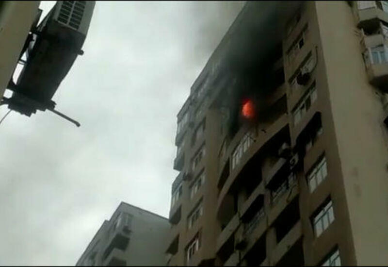 В Баку горит многоэтажное здание