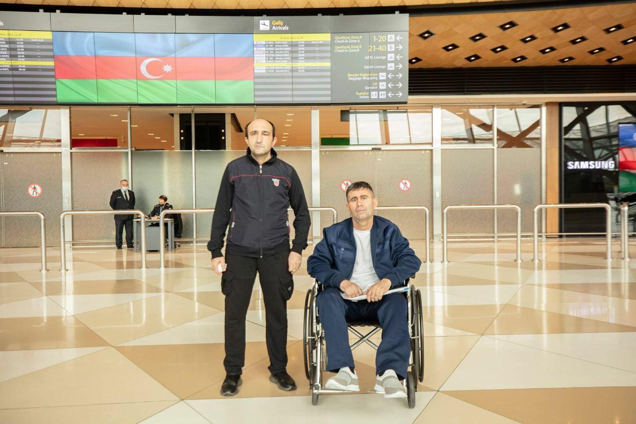 Двое завершивших лечение в Турции азербайджанских военнослужащих вернулись на родину