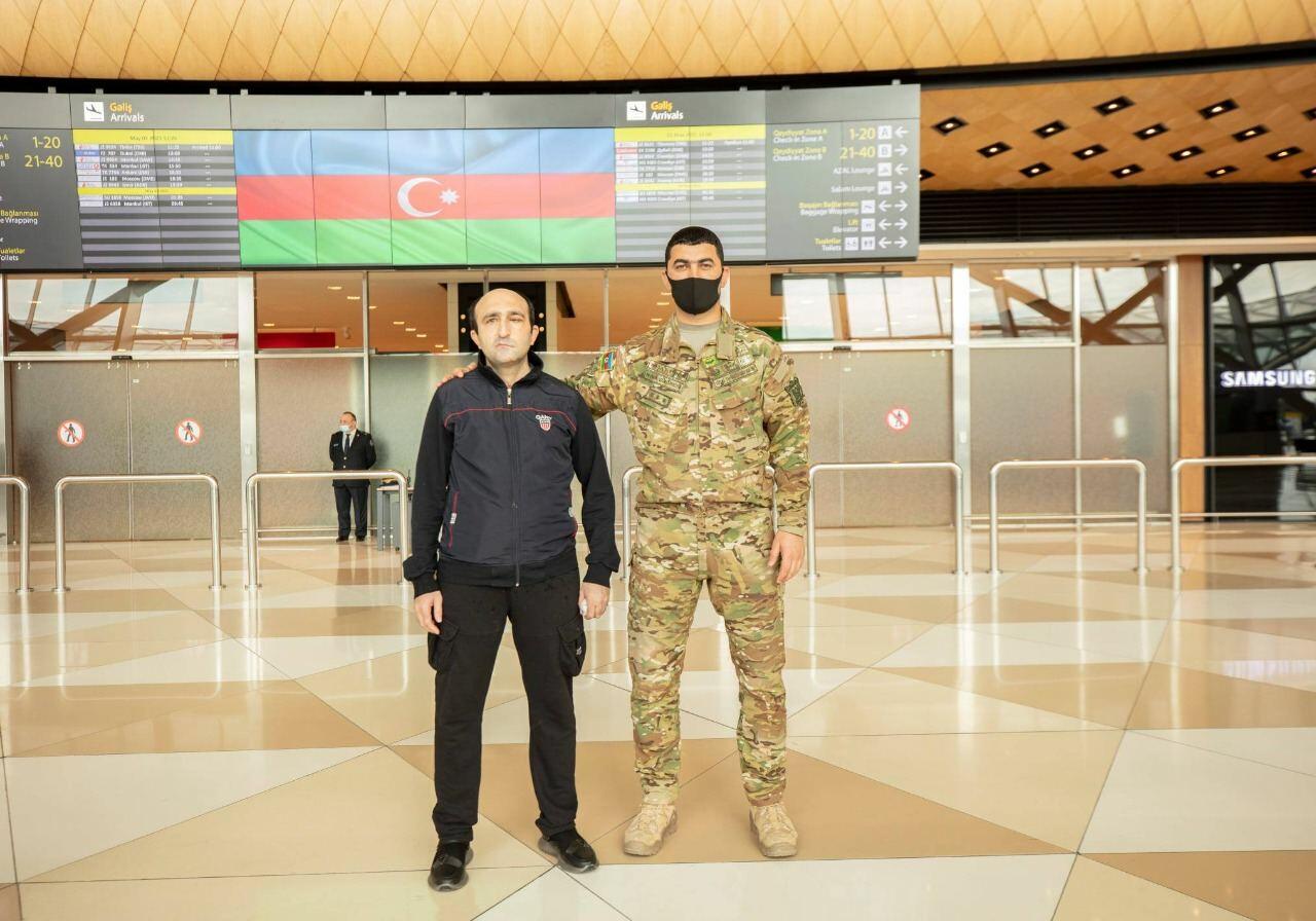 Двое завершивших лечение в Турции азербайджанских военнослужащих вернулись на родину