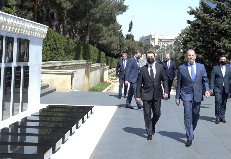 Глава МИД России почтил в Шехидляр хиябаны память героических сынов Азербайджана