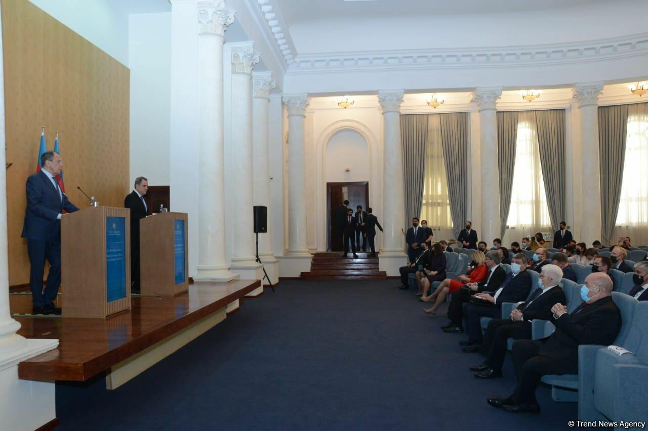 В Баку прошла пресс-конференция глав МИД России и Азербайджана