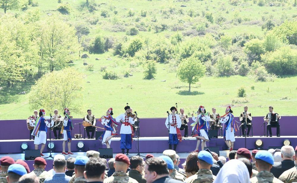 Президент Ильхам Алиев и Первая леди Мехрибан Алиева приняли участие в открытии фестиваля "Харыбюльбюль" в Шуше