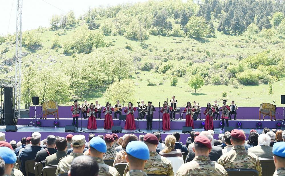 Президент Ильхам Алиев и Первая леди Мехрибан Алиева приняли участие в открытии фестиваля "Харыбюльбюль" в Шуше
